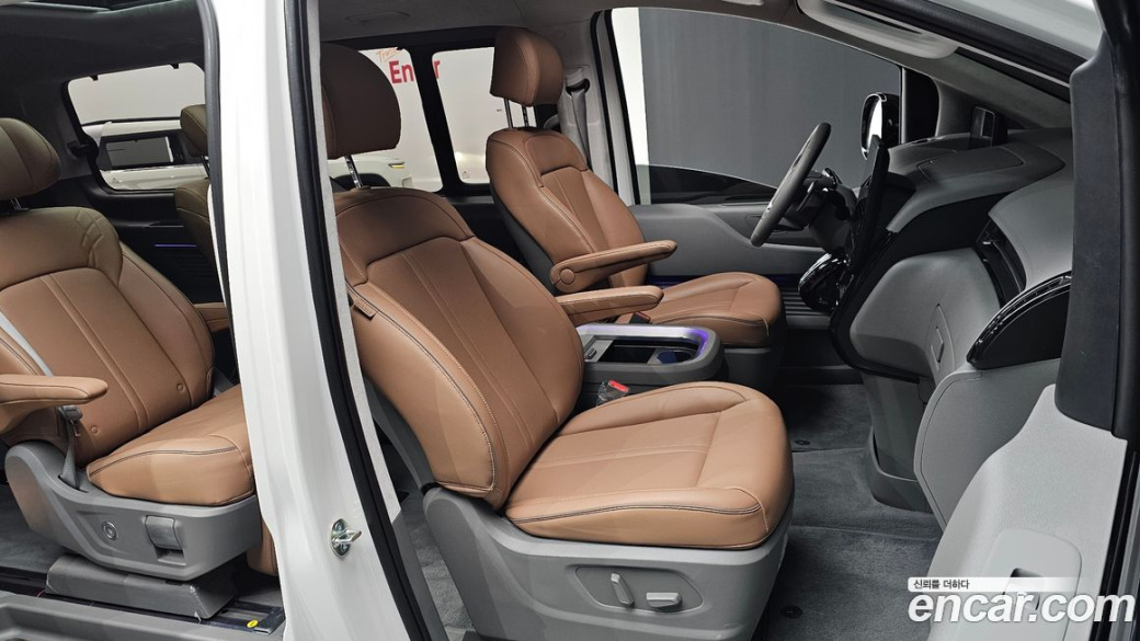 Hyundai Staria 4WD Lounge 7-Seater, 2025