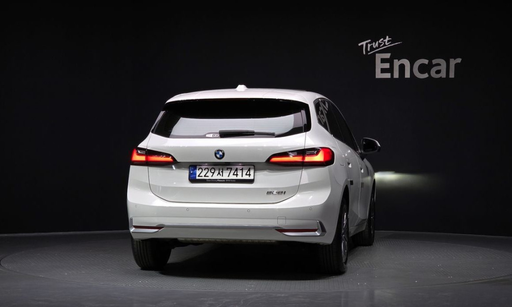 BMW 2-Series 220i Luxury, 2024