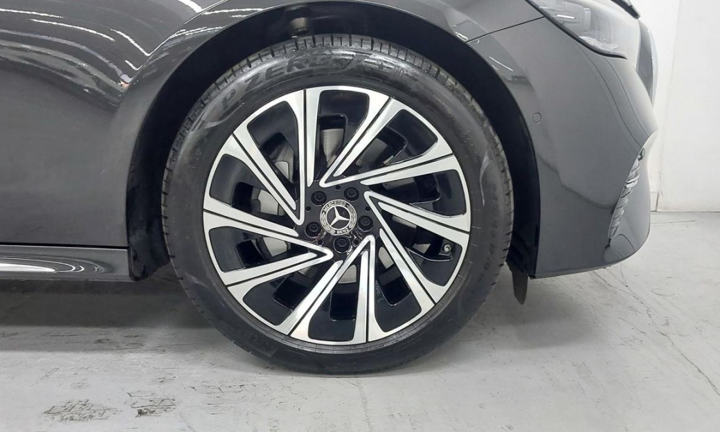 Mercedes-Benz E-Class E300 4MATIC Exclusive, 2025