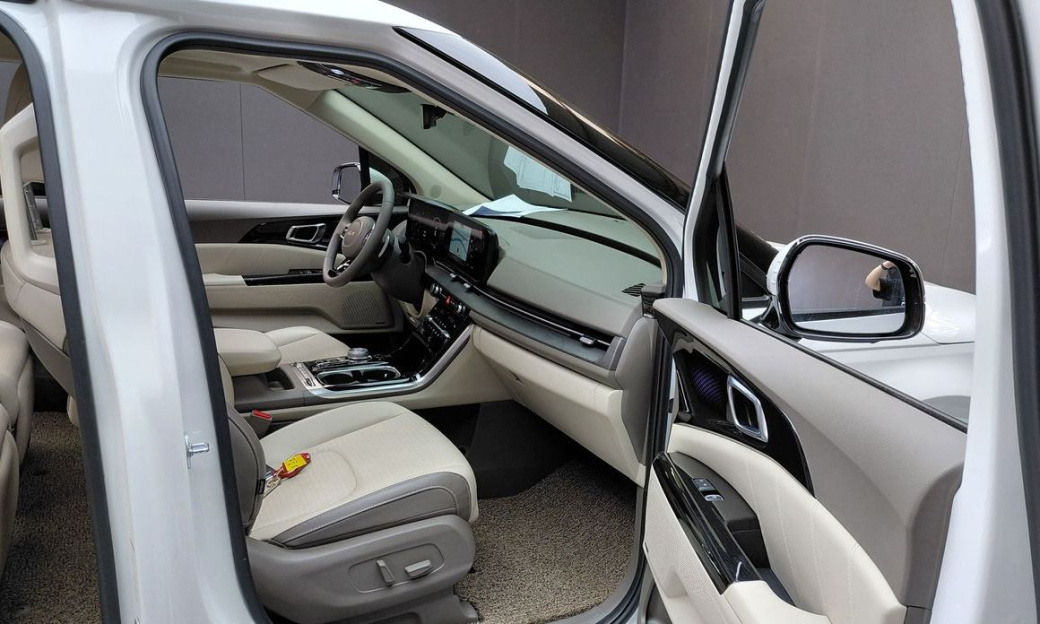 Kia Carnival 7-Seater Signature, 2023