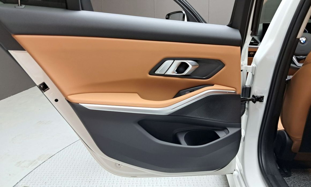 BMW 3-Series 320i, 2024