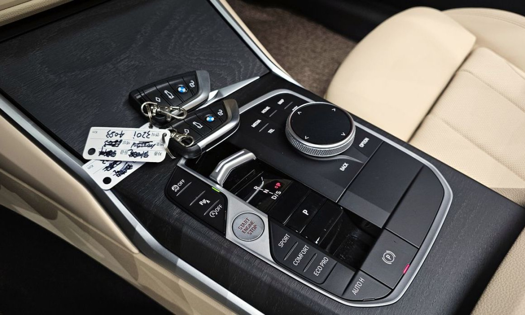 BMW 3-Series 320i, 2024
