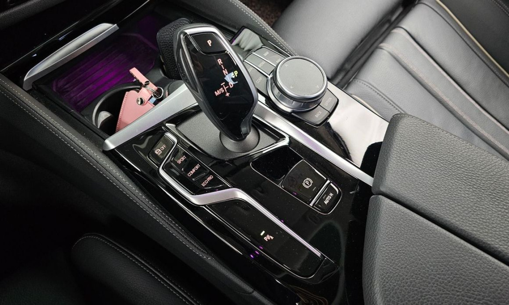 BMW 5-Series 520i Luxury, 2022