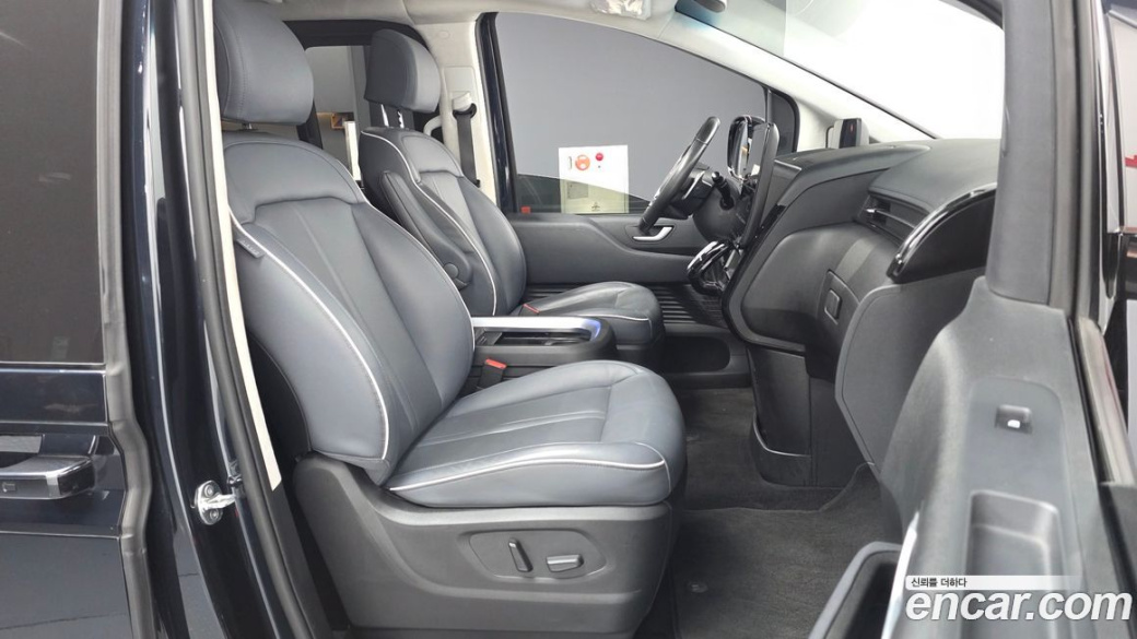 Hyundai Staria 4WD Lounge 7-Seater, 2022