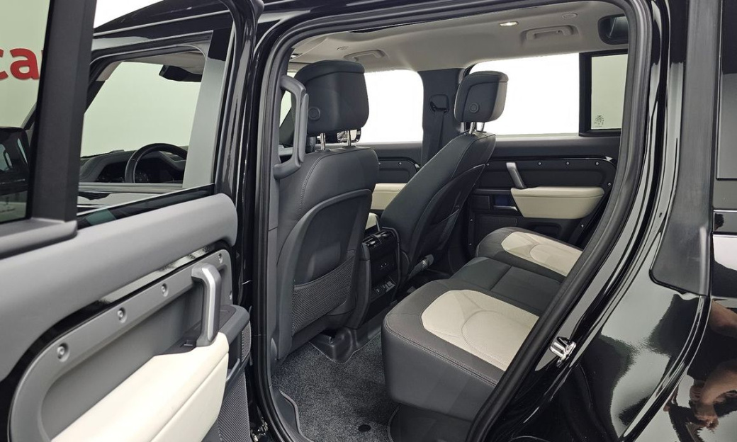 Land Rover Defender 110 P300 X-Dynamic SE, 2024