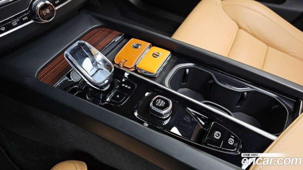 Volvo XC60 B5 Ultimate Bright, 2024