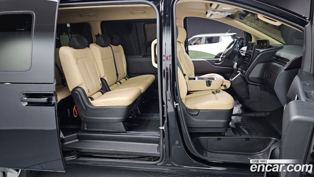 Hyundai Staria 4WD Tourer 9-Seater, 2025