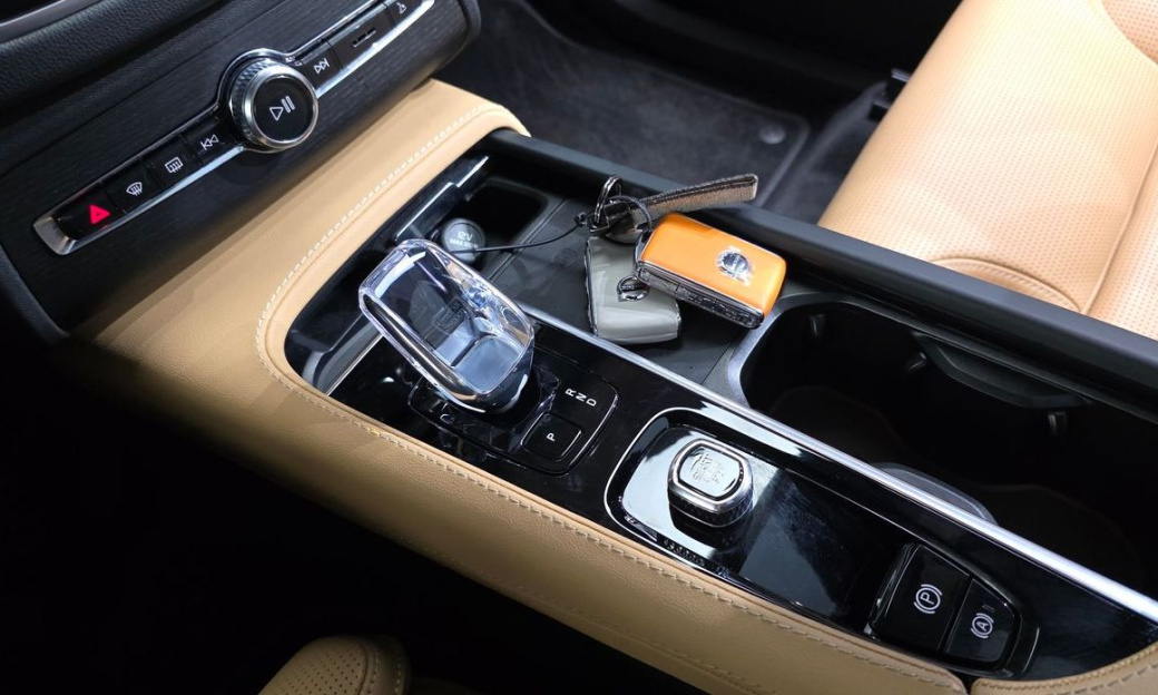 Volvo XC90 B6 Ultra Bright, 2025
