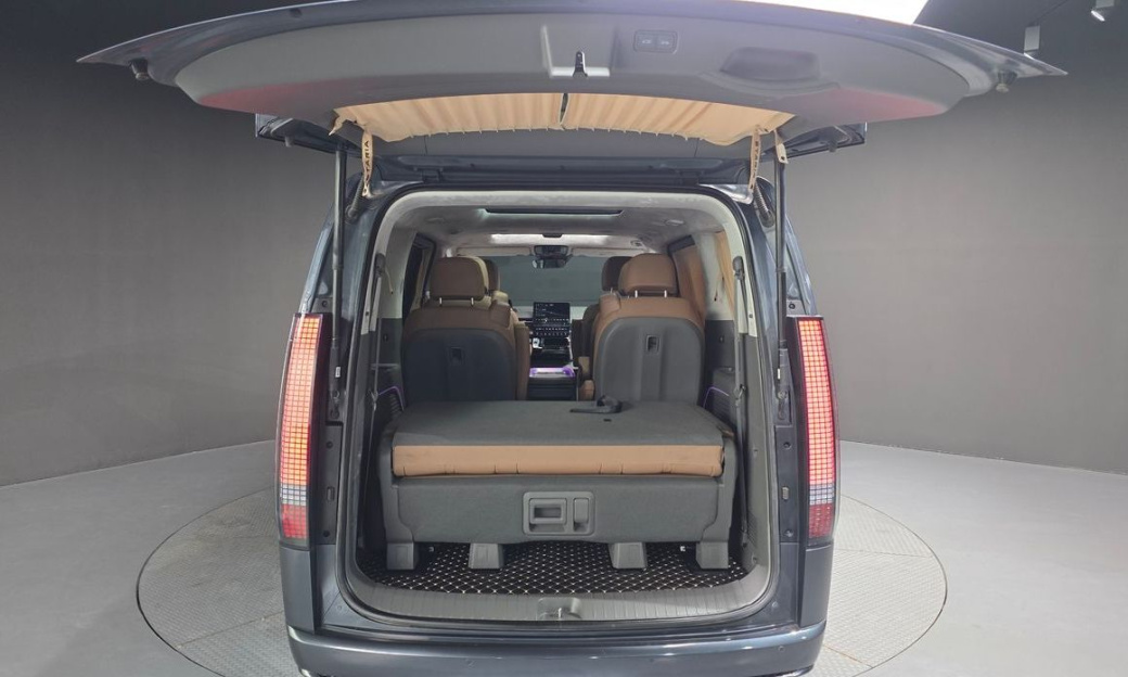 Hyundai Staria Lounge 9-Seater, 2023