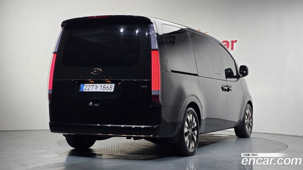 Hyundai Staria 4WD Lounge 9-Seater, 2023