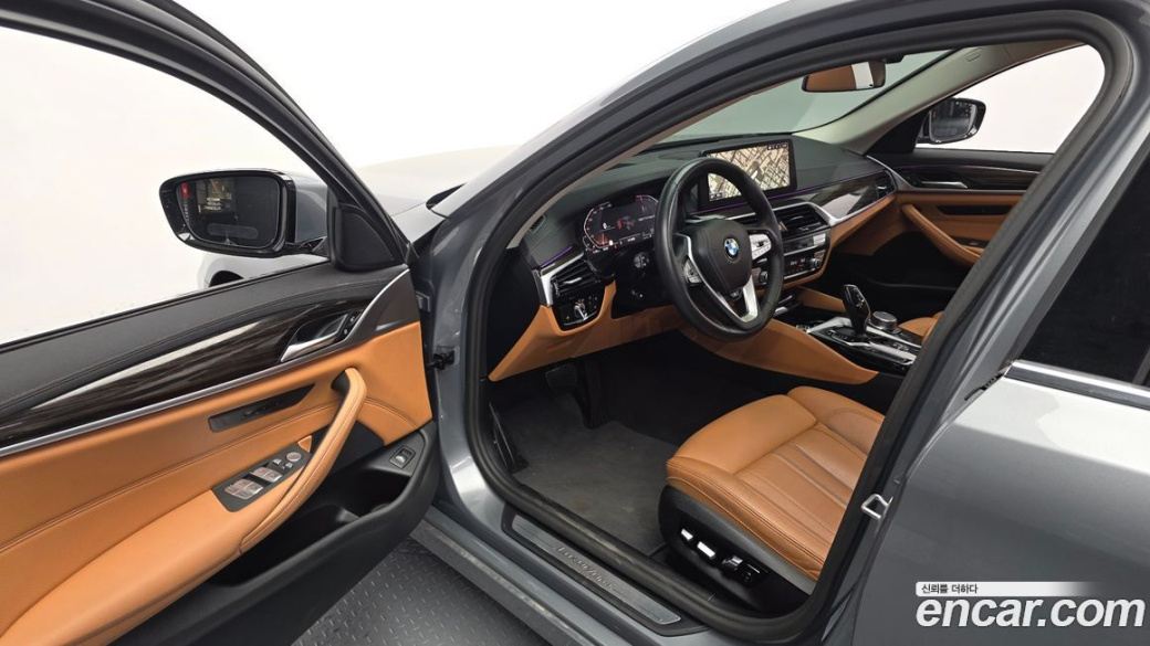 BMW 5-Series 520i Luxury, 2023