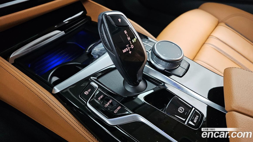 BMW 5-Series 520i Luxury, 2022