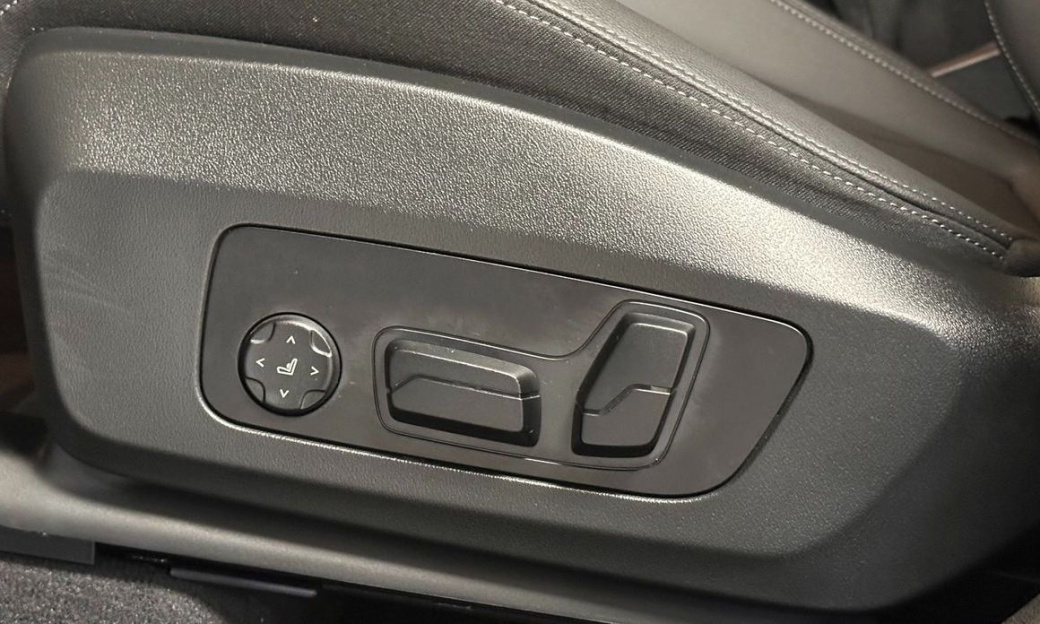 BMW 2-Series 220i Luxury, 2023