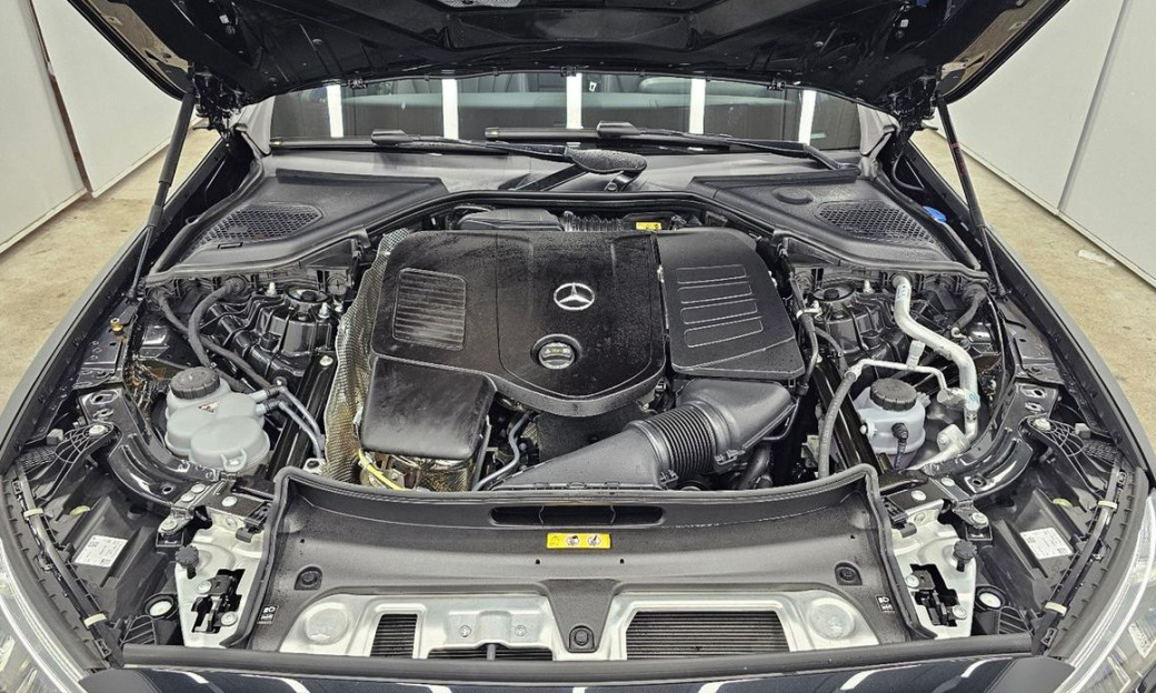 Mercedes-Benz E-Class E300 4MATIC Exclusive, 2025