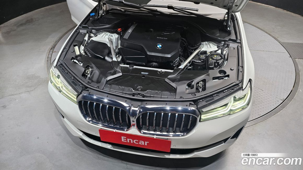 BMW 5-Series 530i Luxury, 2023
