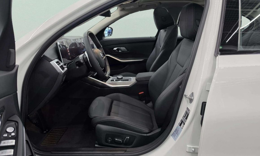BMW 3-Series 320i, 2025