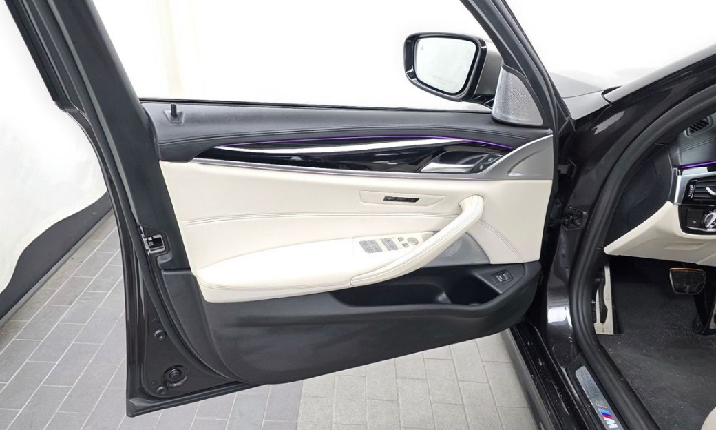 BMW 5-Series M550i xDrive, 2022