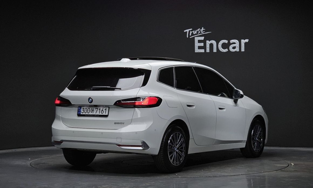 BMW 2-Series 220i Luxury, 2023