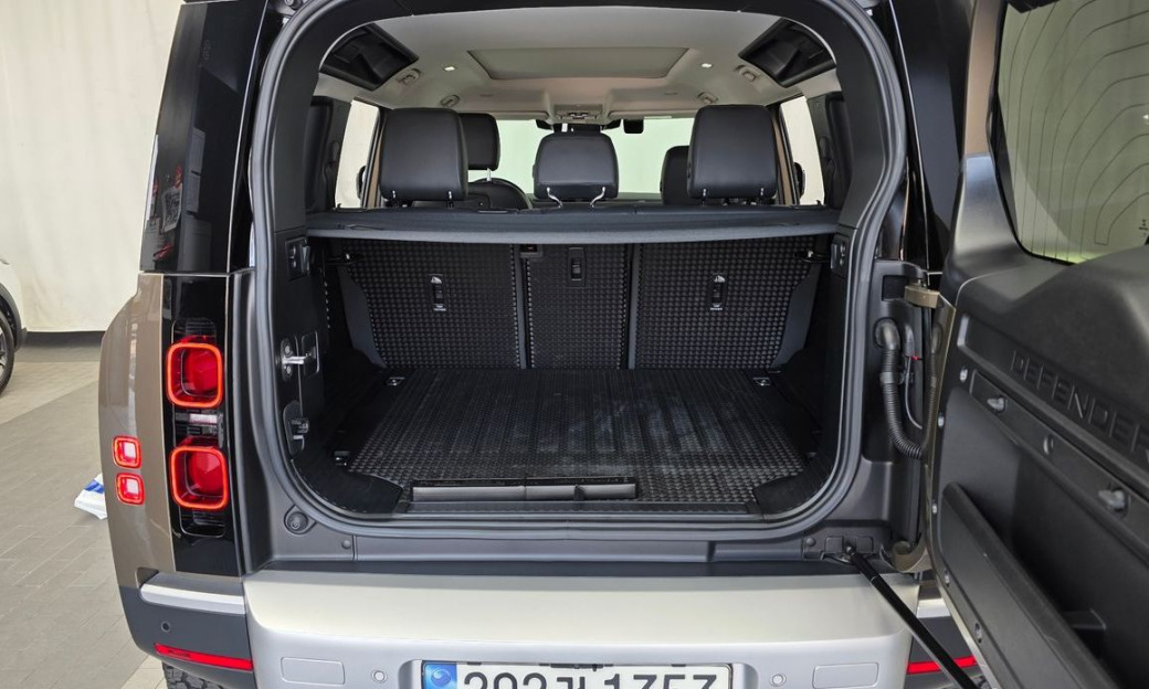 Land Rover Defender 110 D250 SE, 2022