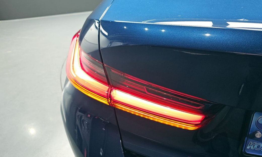 BMW 3-Series 320i Luxury, 2022
