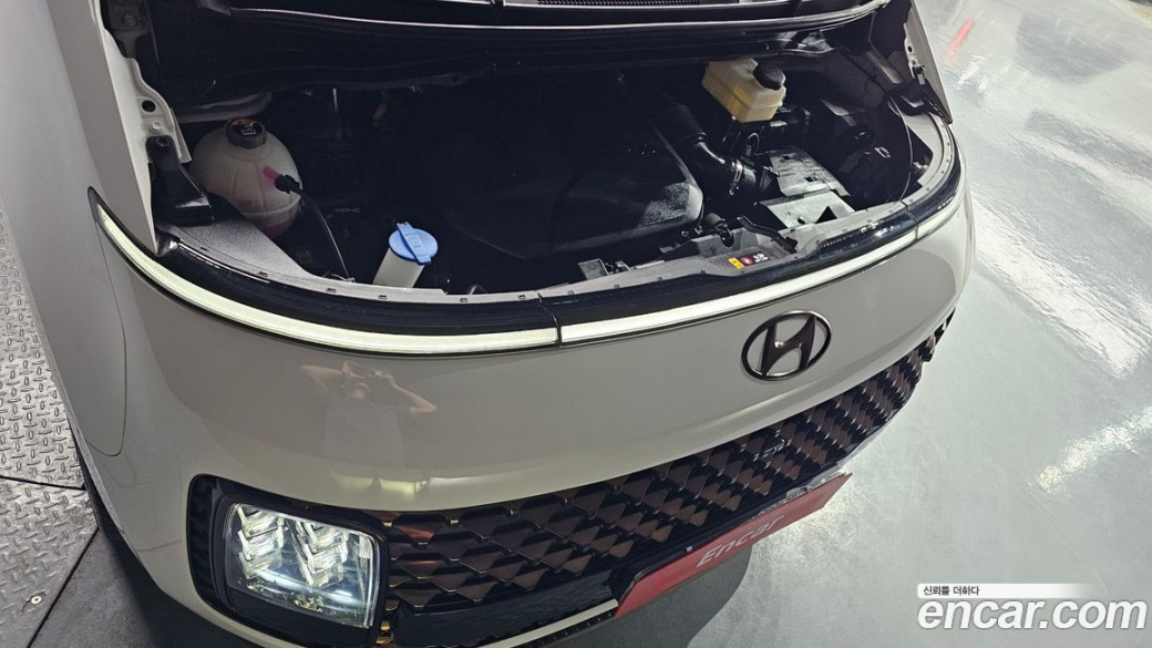 Hyundai Staria 4WD Lounge 9-Seater, 2023