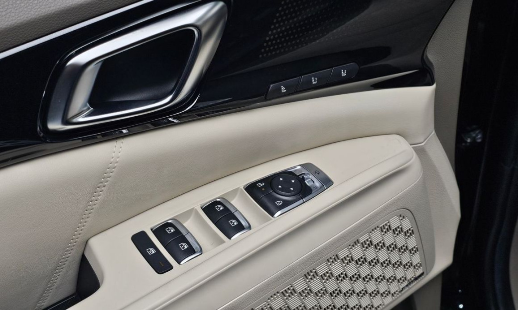 Kia Carnival 7-Seater Gravity, 2024