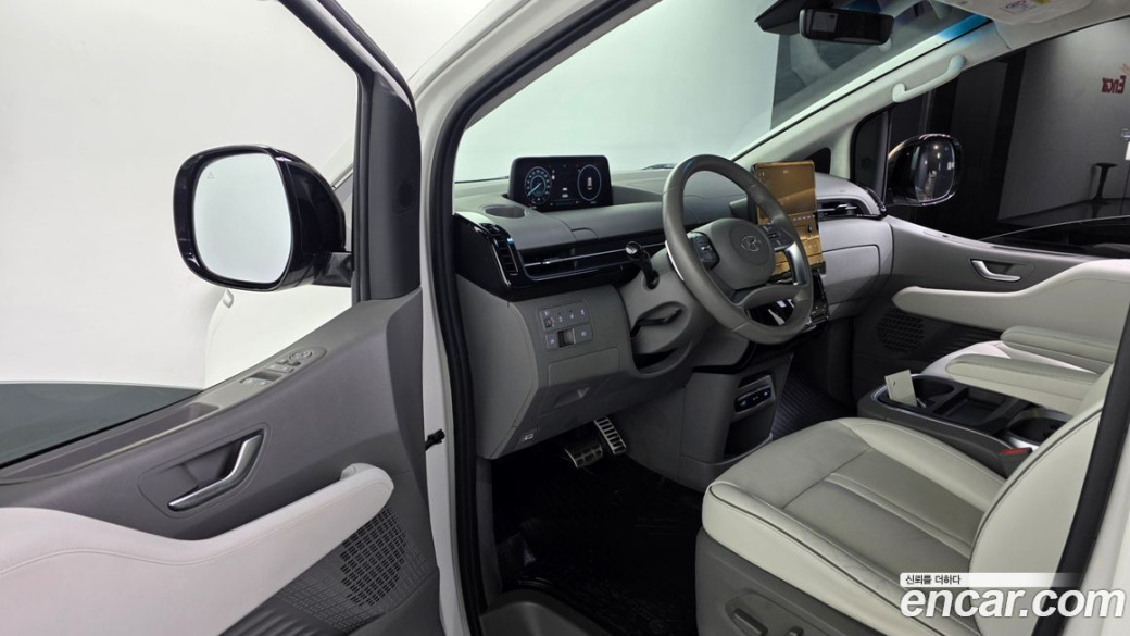 Hyundai Staria 4WD Lounge 7-Seater, 2023