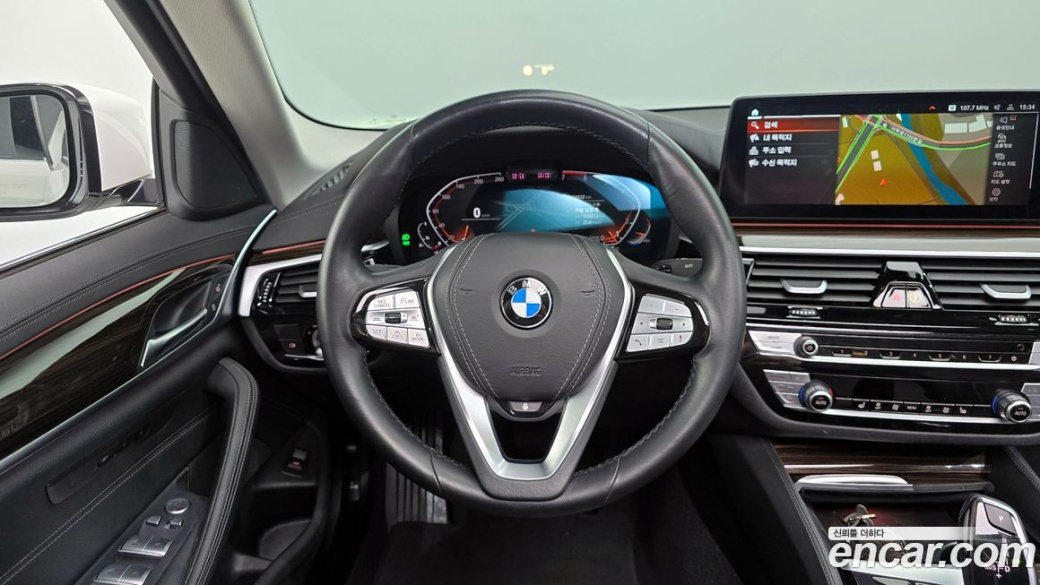 BMW 5-Series 520i Luxury, 2023