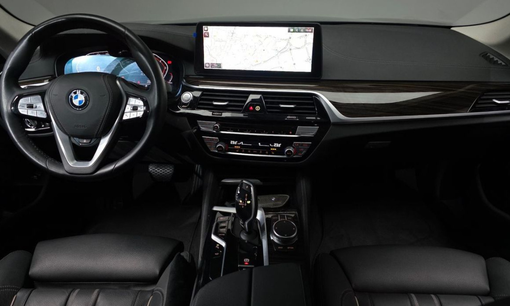 BMW 5-Series 520i Luxury, 2023