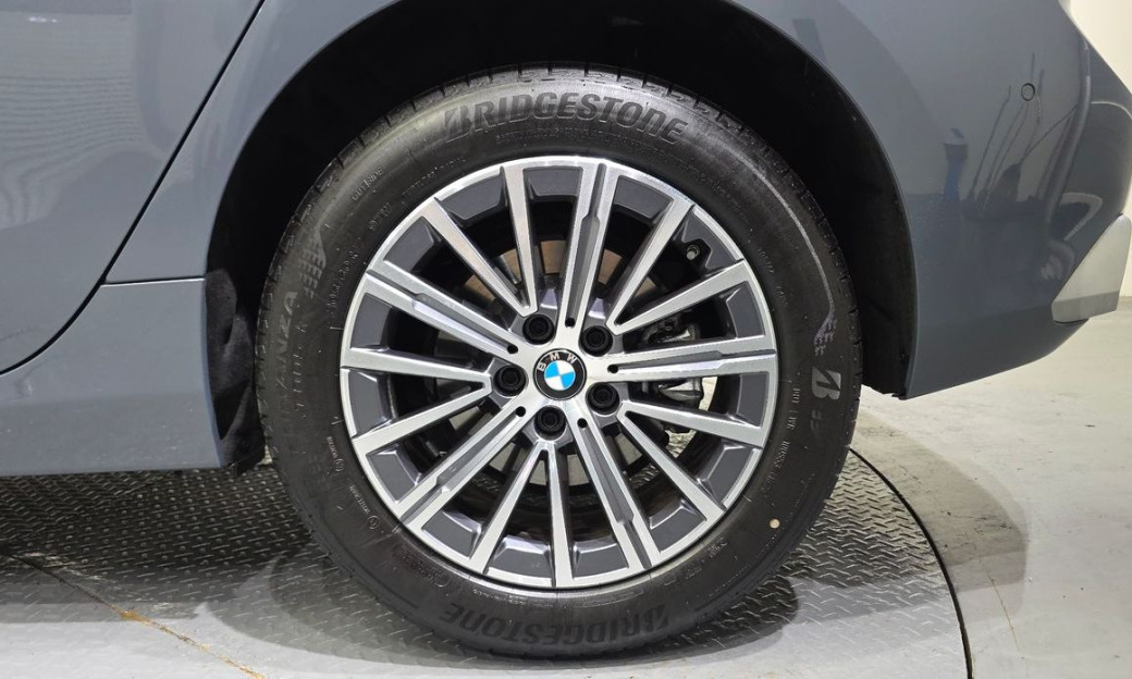 BMW 2-Series 220i Luxury, 2025