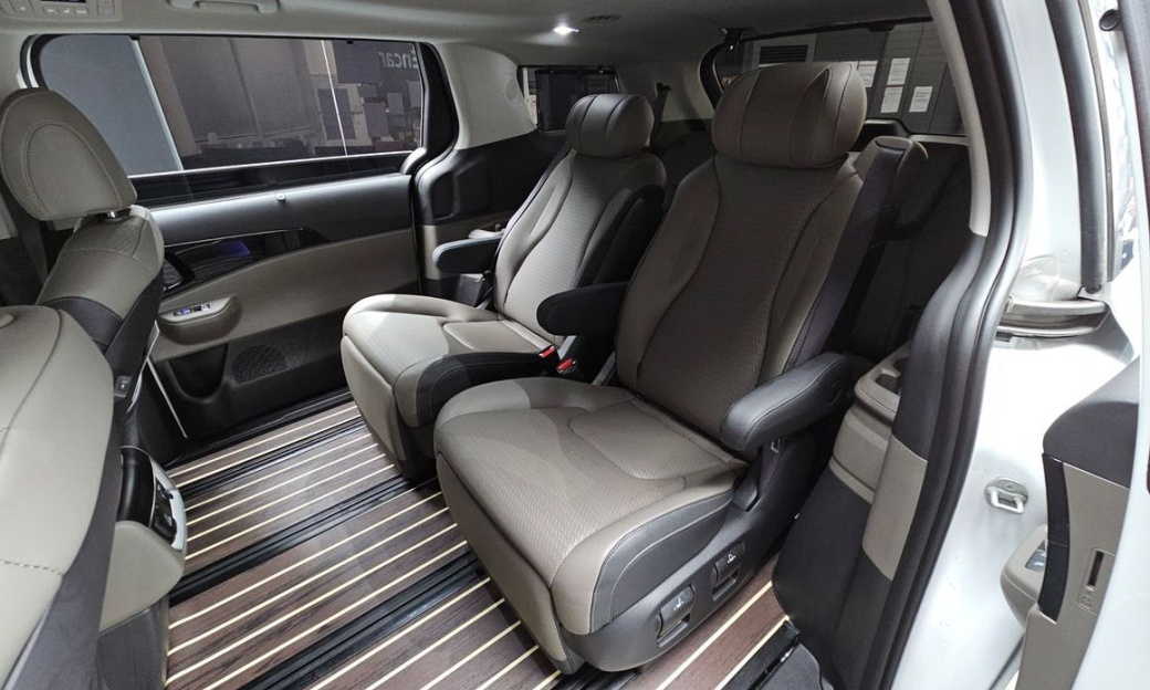 Kia Carnival 7-Seater Signature, 2025