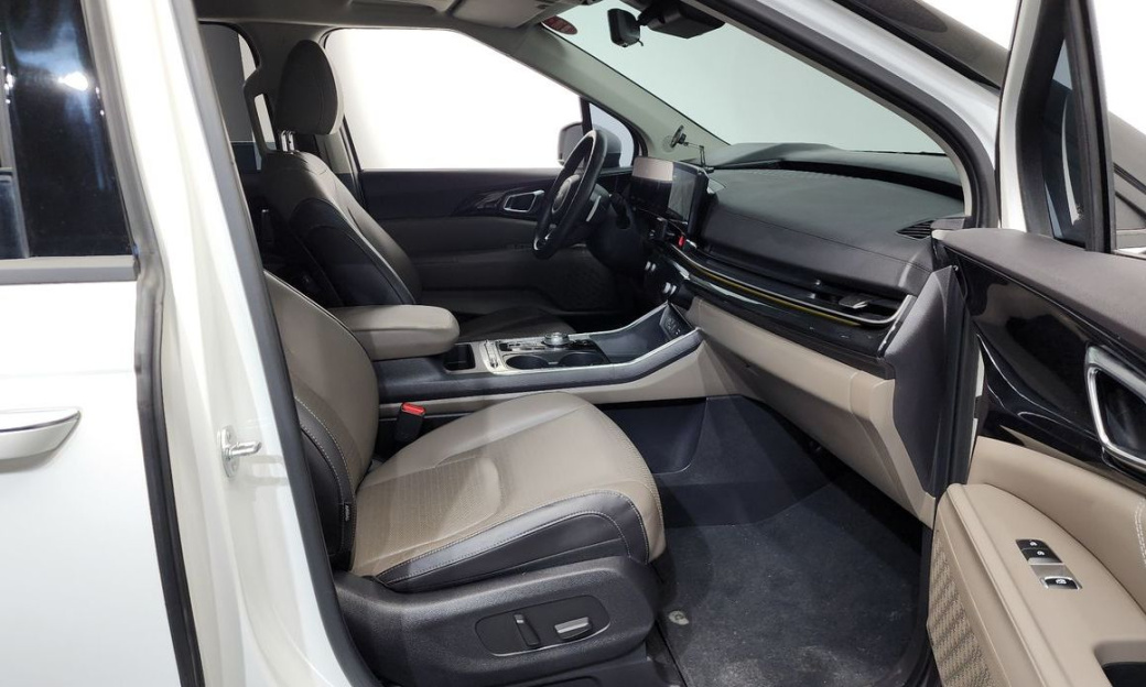 Kia Carnival 9-Seater Signature, 2024