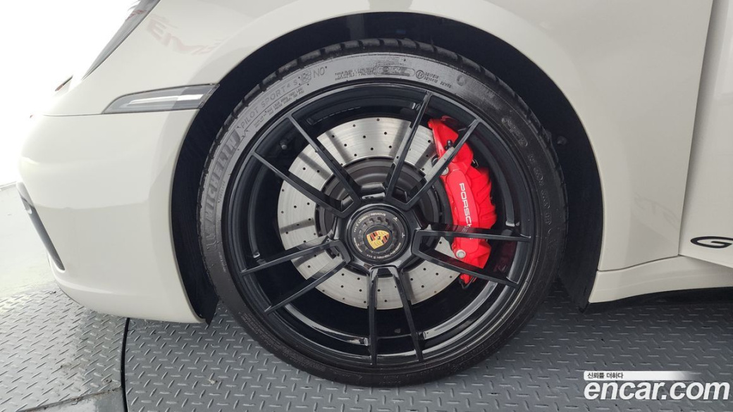 Porsche 911 Carrera 4 GTS, 2023