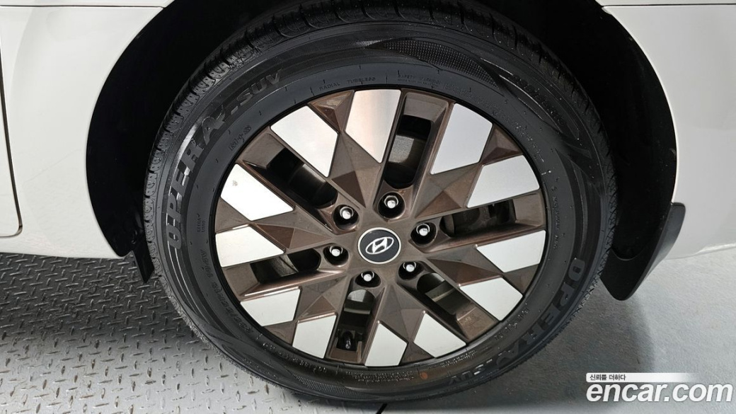 Hyundai Staria 4WD Lounge 9-Seater, 2024