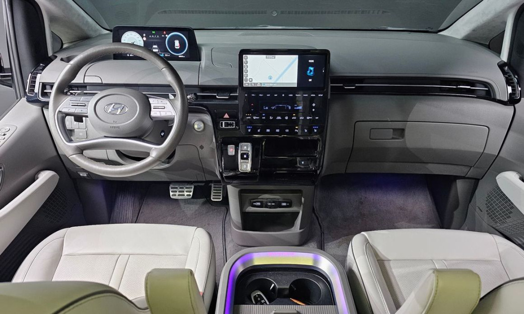Hyundai Staria 4WD Lounge 9-Seater, 2023