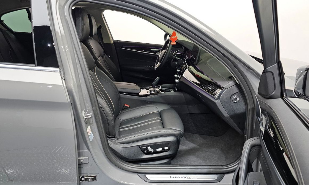 BMW 5-Series 520i Luxury, 2022