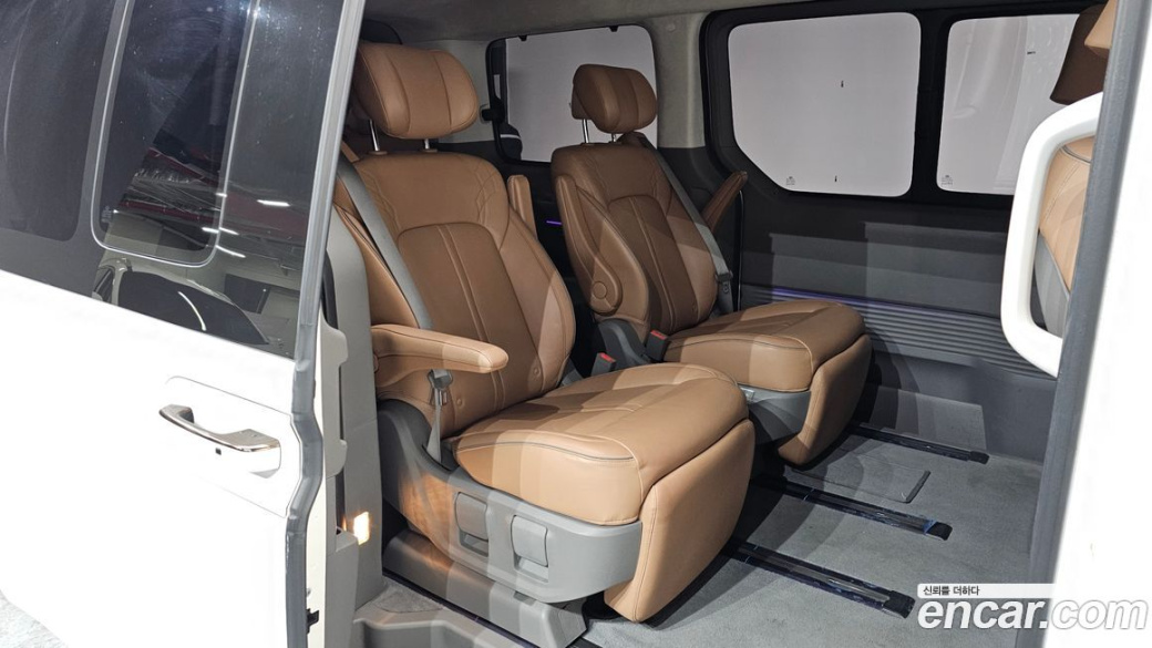 Hyundai Staria 4WD Lounge 7-Seater, 2022