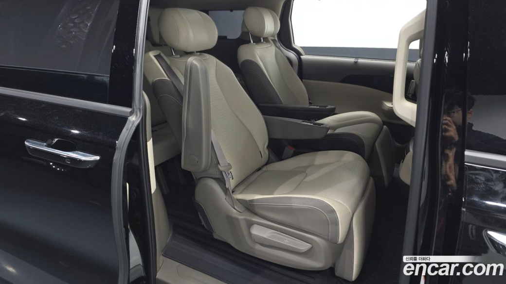 Kia Carnival Gasoline 7-Seater Signature, 2025