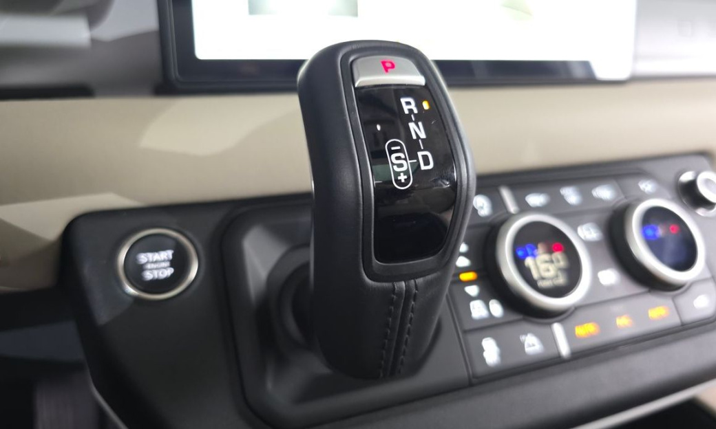 Land Rover Defender 110 D250 SE, 2024