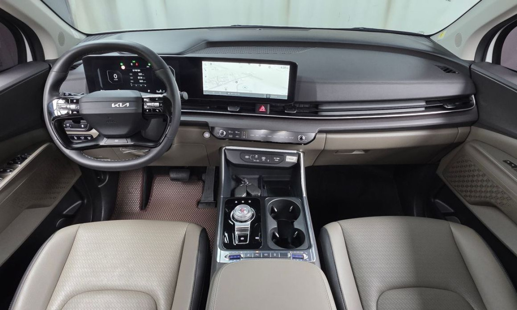 Kia Carnival 7-Seater Outdoor, 2025