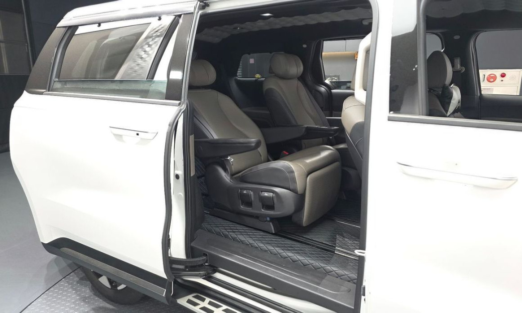 Kia Carnival 7-Seater Signature, 2024