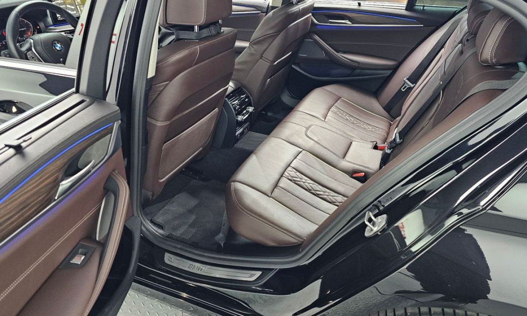 BMW 5-Series 530i Luxury, 2022