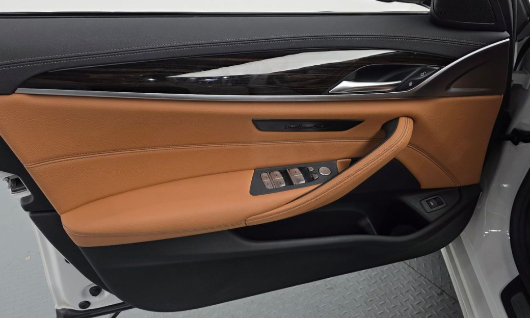 BMW 5-Series 520i Luxury, 2023