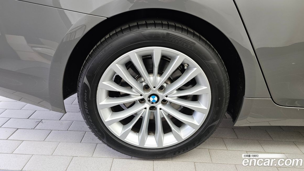 BMW 5-Series 520i Luxury, 2022
