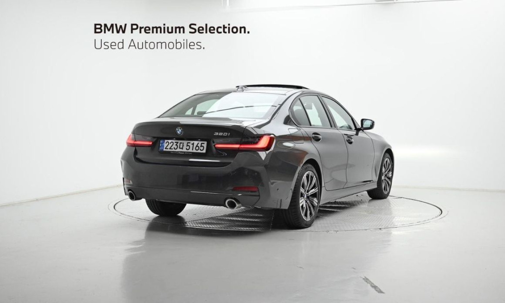 BMW 3-Series 320i, 2025