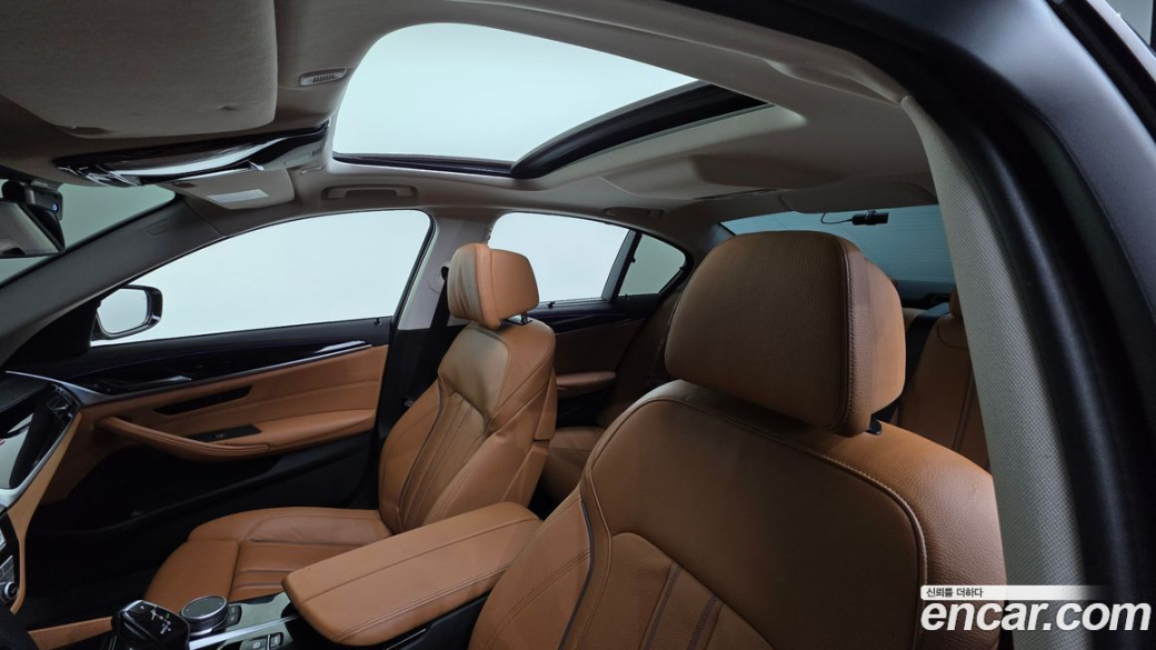 BMW 5-Series 520i Luxury, 2022