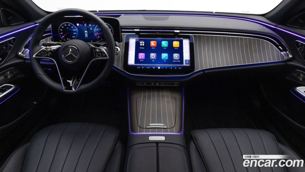 Mercedes-Benz E-Class E300 4MATIC Exclusive, 2025