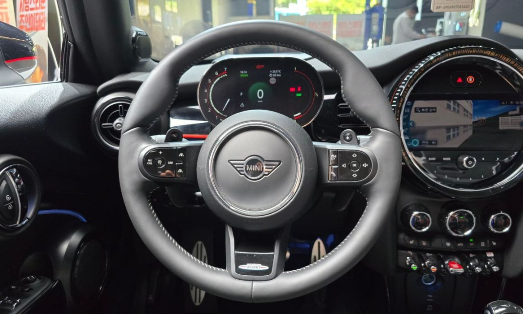 Mini Cooper Convertible JCW, 2024