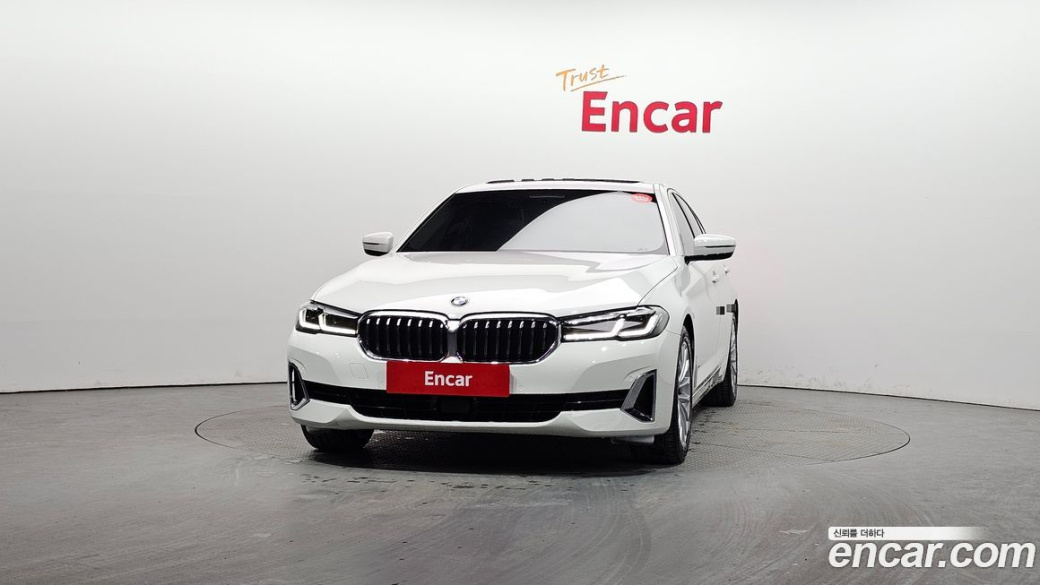 BMW 5-Series 520i Luxury, 2022