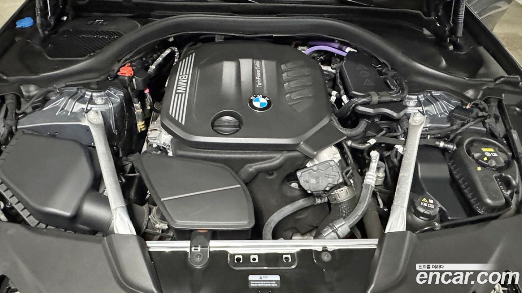 BMW 5-Series 523d Luxury, 2023